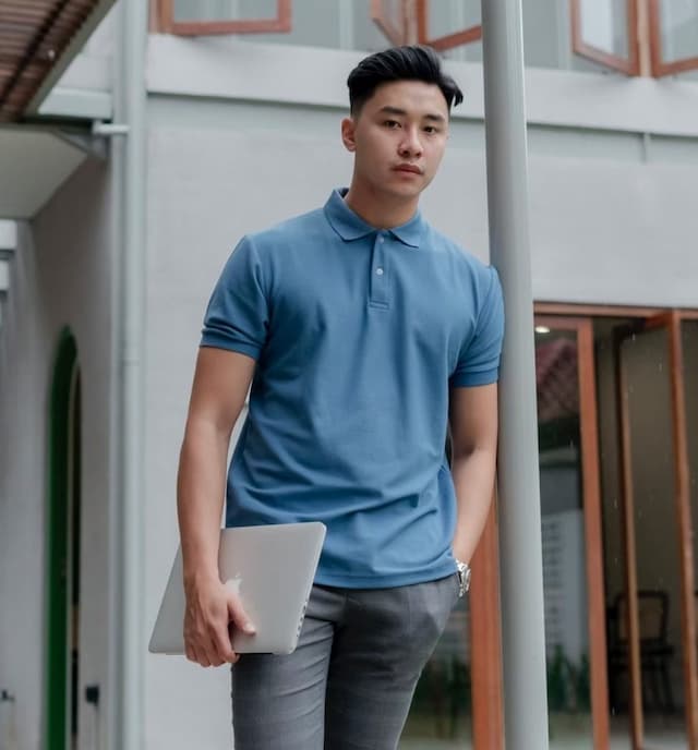 12 OOTD kaus polo pria simpel, keren, dan rapi